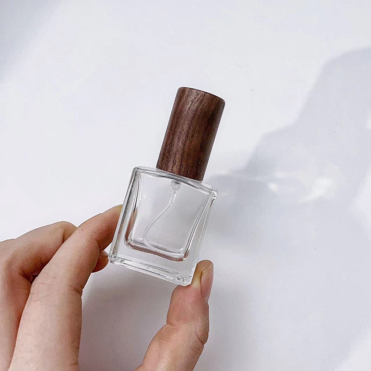나무 뚜껑이 있는 투명한 두꺼운 유리 향수 스프레이 병 - Scent Eliminator Spray 리뷰 및 가격